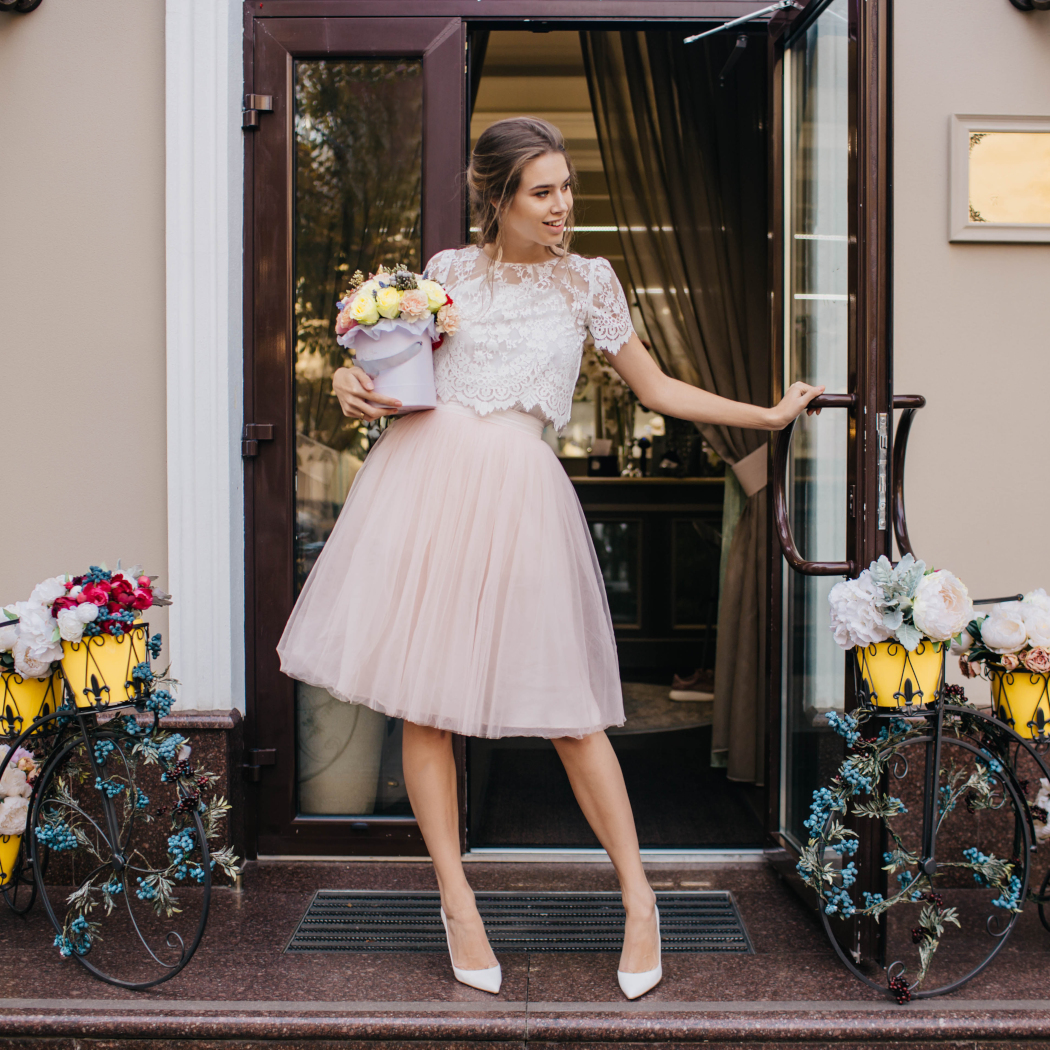 Elegancka spódnica na wesele - zobacz propozycje różnych fasonów i najmodniejsze stylizacje!
